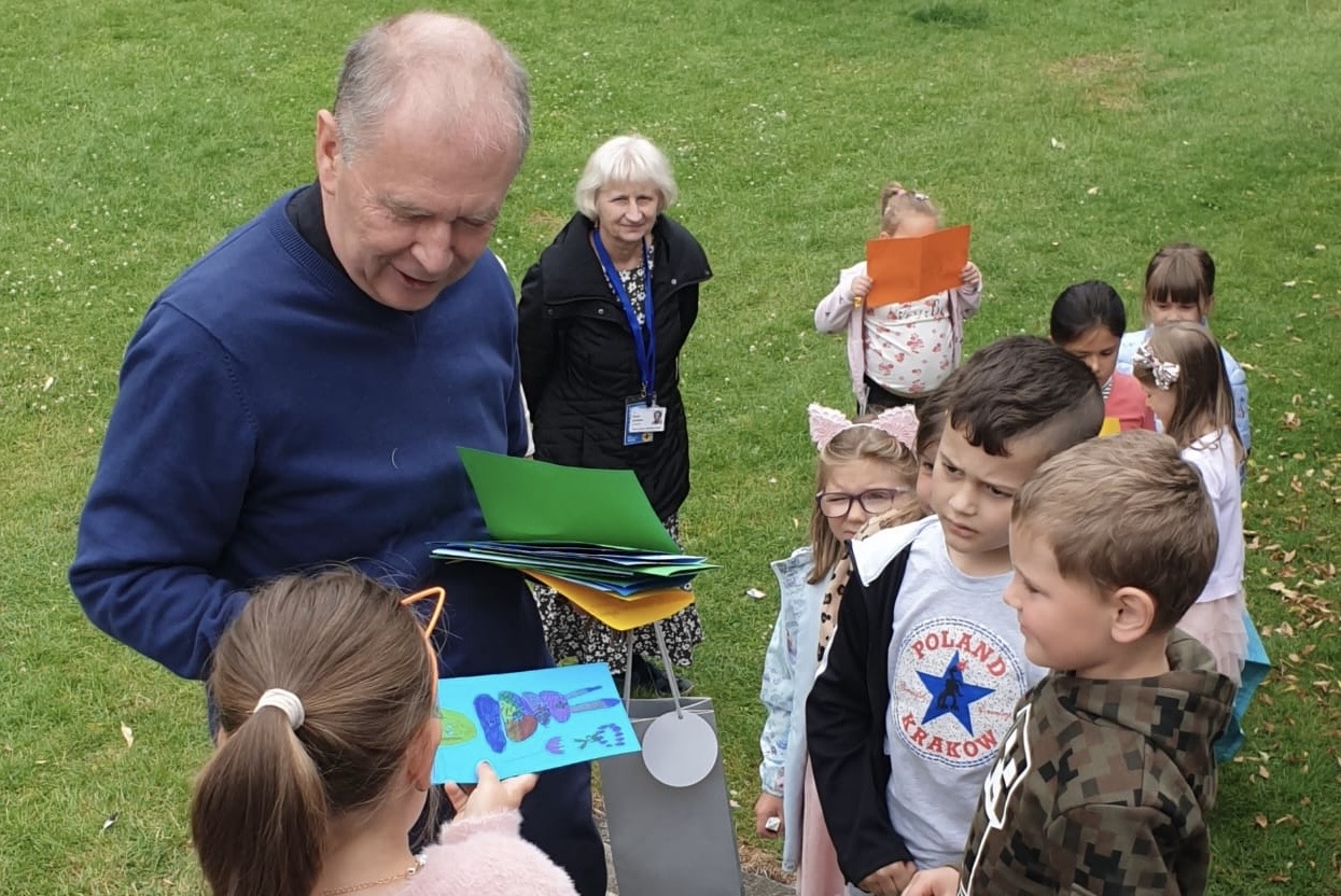 Photo of the parish priest talking to a group of Polish Saturday School pupils